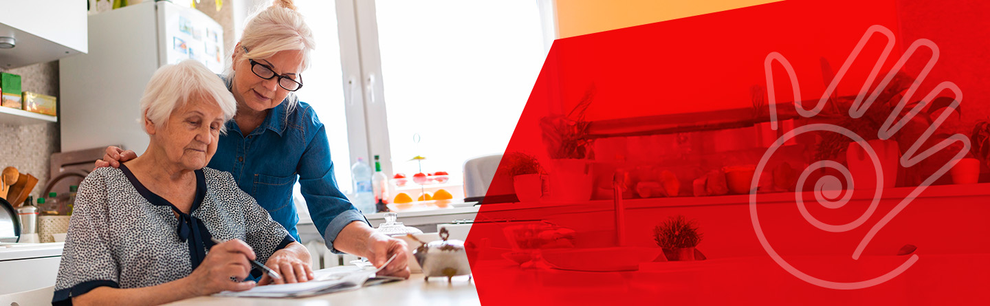 Ergotherapie Header: Frau unterstützt Rentnerin in Küche